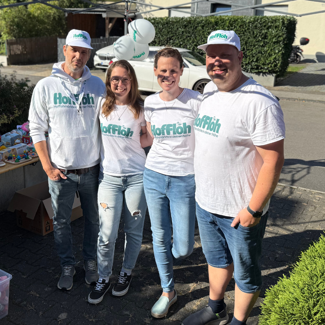Gruppenfoto bei Hofflohmarkt in der Waldsiedlung