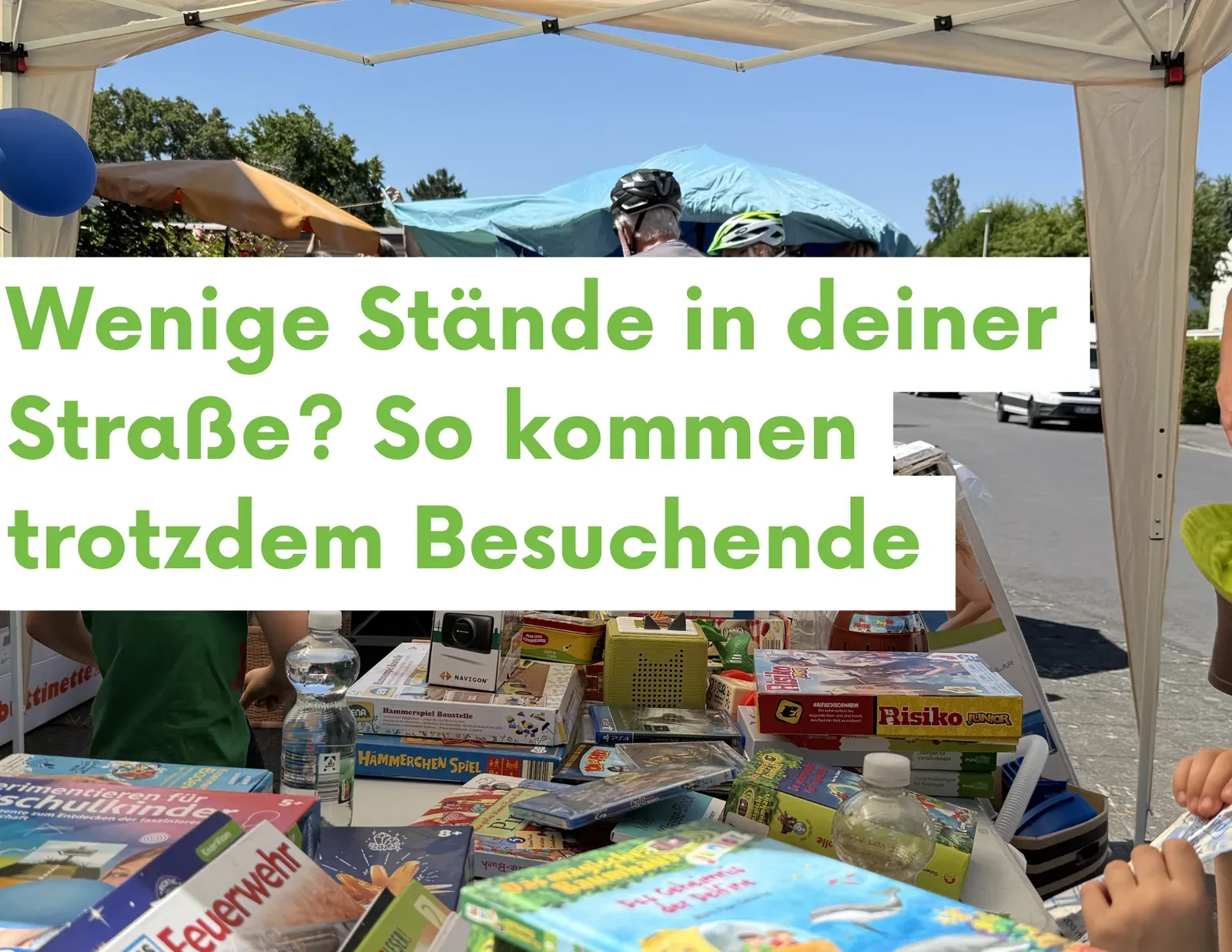 Pavillon-Stand mit Spielen und Kinderbüchern, darüber der Beitragstitel