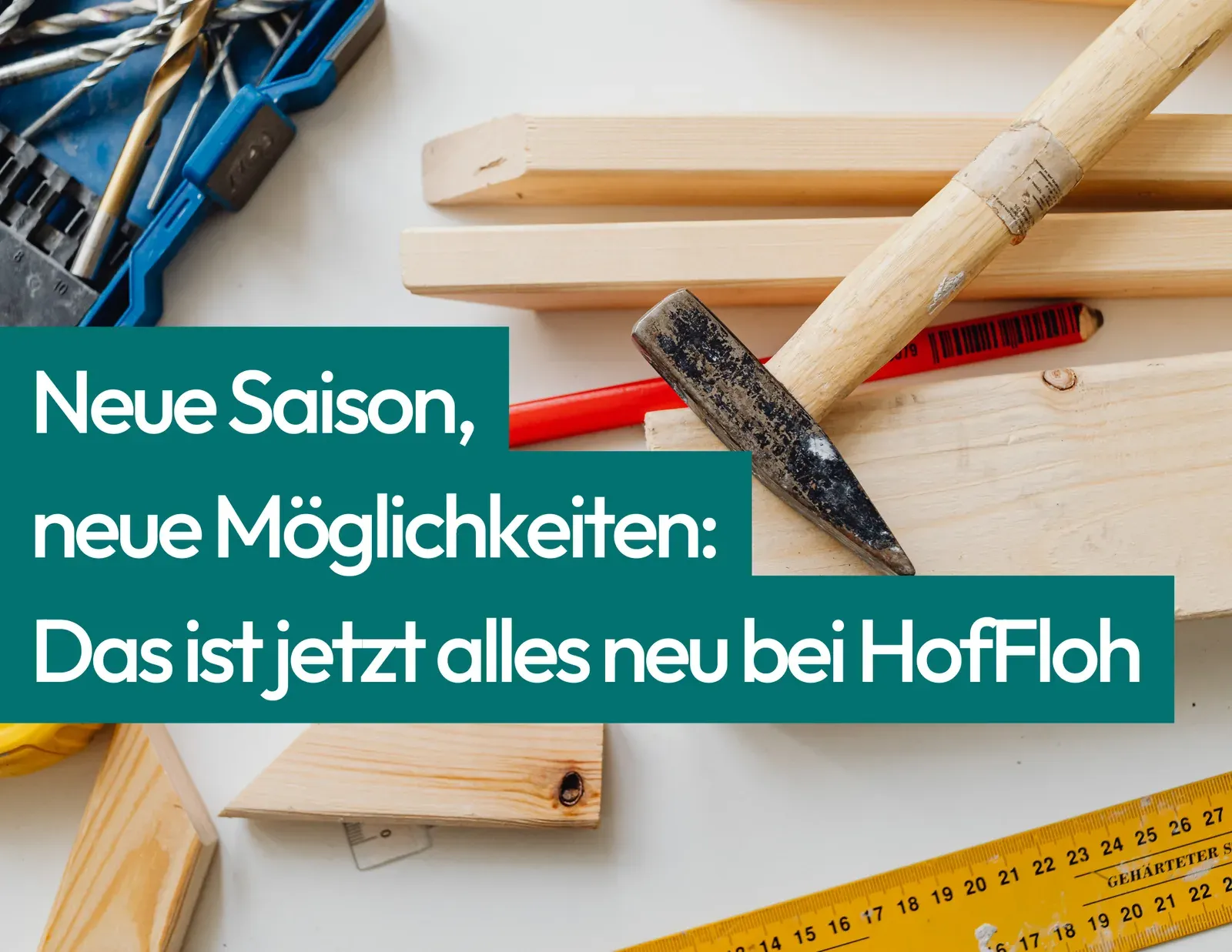Hammer, Holzlatten, Bleistift und Zollstock auf hellem Tisch, darüber der Beitragstitel